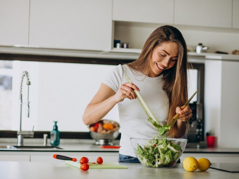 jovem-mulher-fazendo-salada-na-cozinha (1)