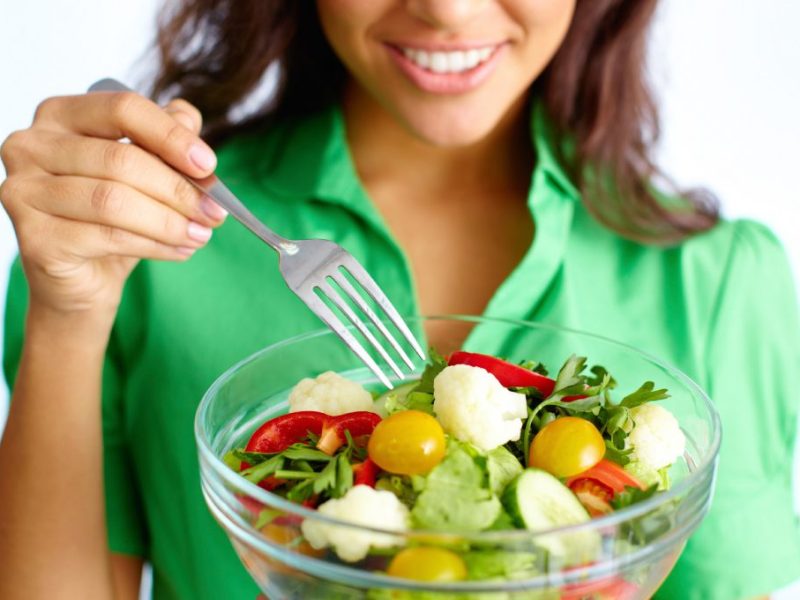 mulher-comendo-salada
