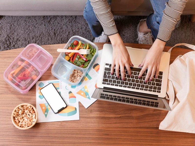 vista-superior-com-fome-empresaria-comer-e-trabalhar (1)